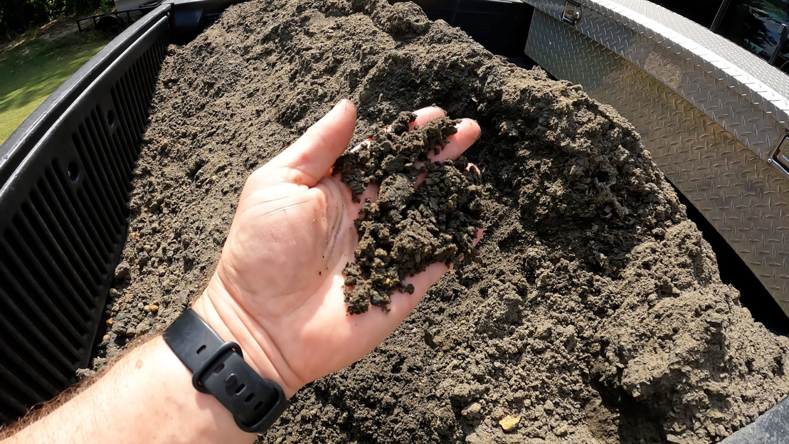 Top Dressing a Bermuda Lawn (S3E12) » Sunny Bermuda